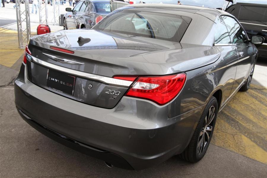  Chrysler 200 S Convertible 2011 года  (фото 10 из 18)